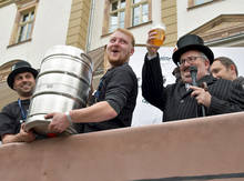 Der Rektor mit dem ersten Bier vom letzten Fass von Oberbürgermeister Matthias Damm - der tritt im Juni nicht mehr zu OB-Wahl an. 