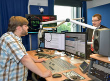 Schon vorher auf Sendung: Redakteur André Glatzel (links) mit Wahlexperte Michael Partmann im 99drei-Studio