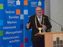 Rektor Ludwig Hilmer begrüßt die Ehrenabsolventen: &gt;&gt;Willkommen in der interessantesten Stadt Mittelsachsens!&lt;&lt;