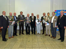 Gruppenbild mit Rektor. Altmagnifizenzen Werner Totzauer (links) und Lothar Otto (rechts) geben dem ganzen einen Rahmen.