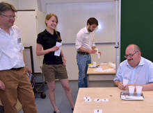 ... so nicht jeder - Rektor Ludwig Hilmer (rechts) bei der Blindverkostung. Professor Harald Zwerina, Saskia Thümer und Mikael Meliksetyan sind gespannt.
