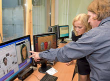 Die Wirklchkeit ist ein Schädel, das Gesicht rekonstruiert: Professor Dirk Labudde zeigt Dr. Simone Raatz, was mit dem Computer möglich ist. 