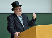 Rektor Ludwig Hilmer tritt historisch auf und beschreibt den Weg der Hochschule in die Zukunft.