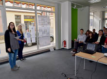 Ann-Christin Prange (links) und Linda Mayer präsentierten ihren Vorschlag zur Umnutzung des aktuell leerstehenden Gebäudes in der Chemnitzer Straße der Nationen 23. ...