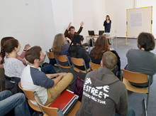 Professor Stephan Beetz im Seminar. Auch hier präsentieren Studierende Projekte aus der Praxis. 