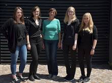 Die Projektleiterinnen Katerina, Lisa, Katja und Sophie (v.l.) arbeiten eng mit Marion Dienerowitz (Mitte) vom Auslandsamt zusammen.