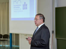 Prorektor Gerhard Thiem stellt seine Hochschule vor.