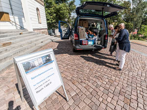 Der erste Transporter mit Kleidung, Spielsachen und Windeln ist fast voll.