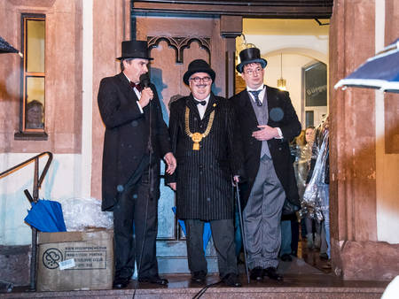 Historisch gewandet und bewandert: OB Ralf Schreiber, Rektor Ludwig Hilmer und Gästeführer Matthias Kreskowsky (v.l.) schlagen den Bogen von den Anfängen der Hochschule zur Gegenwart.