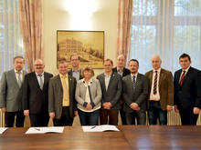 Hochschulleitung und Fachgrupppe Physik/Lasertechnik gemeinsam fürs gleiche Ziel: Prorektor Gerhard Thiem, Rektor Ludwig Hilmer, Dekan Uwe Mahn, Prof. Steffen Weißmantel, Kanzlerin Sylvia Bäßler, Prof. Andreas Fischer, Prof. Bernhard Steiger, Prof. Udo Löschner, Prof. Horst Exner und Prof. Alexander Horn (v.l.)