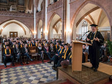 &gt;&gt;Soviel Exmatrikulation war selten!&lt;&lt; Rektor Ludwig Hilmer begrüßte die Absolventen, ihre Angehörigen und die Professorenschaft im Jubiläums- und Rekordjahr der größten Hochschule für angewandte Wissenschaften in Sachsen. Er bat die neuen &gt;&gt;Markenbotschafter der Hochschule&lt;&lt;, auf ihrem zukünftigen Weg ein wenig Glanz auf ihre Hochschule zurückzuwerfen.