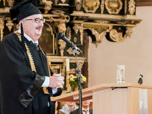 Ähnlichkeiten sind nicht beabsichtigt: Rektor Ludwig Hilmer stellt &gt;&gt;Willi&lt;&lt; vor, die Holzfigur aus erzgebirgischem Kunsthandwerk, die zum 150. Geburtstag der Hochschule an deren Gründer Wilhelm Heinrich Uhland erinnert. 