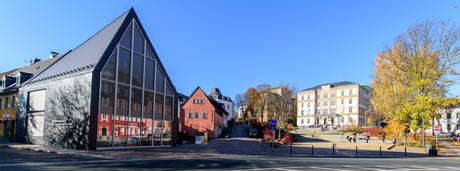 Ausgezeichnter Platz der Begegnung: Technikumplatz mit T9 vorne und dem Hauptgebäude der Hochschule im Hintergrund