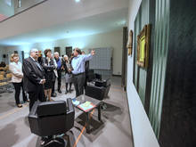 &gt;Meet the New Boss&lt; - Benjamin Liepelt (rechts) führt an das titelgebende Werk der Ausstellung heran. Unter den Interessenten sind Kanzlerin Sylvia Bäßler, Rektor Ludwig Hilmer und Staatsministerin Eva-Maria Stange (v.l.).