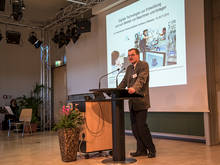 Der Plenarvortrag von Prof. Ulrich Schmucker führt thematisch in die Konferenz ein.
