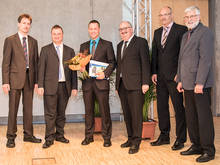 Der Träger des Gerhard-Neumann-Preises 2015 ist eindeutig identifizierbar: Sebastian Wagner zwischen Leif Goldhahn und Dekan Uwe Mahn links sowie Rektor Ludwig Hilmer und den Gutachtern Dierk Raubold, Continental Automotive GmbH, und Gerhard Gebhardt, Hochschule Mittweida, rechts. 