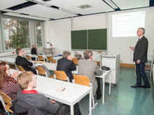 Thomas Giezelt, Karlsruhe Institut für Technologie, referiert in der Tagungsgruppe Werkstoff- und Oberflächentechnik über den Einsatz von Laser- und Diffusionsschweißen zur Herstellung mikrostrukturierter Apparate.