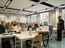 Bruno Spessert (rechts), Ernst-Abbe-Hochschule Jena, berichtet von den Erfolgen bei der psychophysiologsichen Geräuschoptimierung eines Standmixers. Der Leiter der Tagungsgruppe Lärmminderung Jörn Hübelt (links) hört aufmerksam hin.
