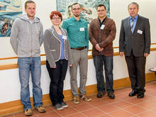 Poster mit Preis: Maik Benndorf, Nadine Wappler, Eric Zuchantke, Robert Leidenfrost mit Prorektor Gerhard Thiem (v.l.)