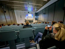 Wir müssen draußen bleiben - die Eltern verfolgen die Vorlesung im Hörsaal nebenan.