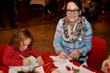 Franziska Schlesier stand den Kindern in der Bastelstraße mit Rat und Tat zur Seite.