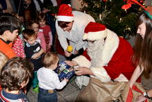 Der Weihnachtsmann hatte für alle Kinder etwas in seinem großen Sack, wie hier für den kleinen Daniel.