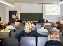 Professor Alexander Winkler macht einen Ausflug mit dem Flaschengeist Zumzuckel zum neuen Studiengang Automation 4.0. 