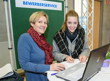 Sophie (r.) interessiert sich für Medienmanagement und erkundigt sich bei Heike Uhlig vom Bewerberservice, was sie für das Auswahlverfahren einreichen muss.