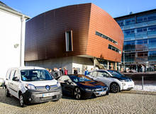 Elektroautos vorm Studio B. Leider gehört nur das linke zum Standardfuhrpark der Hochschule. Aber dafür kann man in Mittweida Elektromobilität studieren.