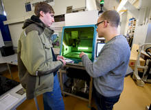 Die Hochschule Mittweida ist Spitze in der Laserforschung. Laserinstitut-Mitarbeiter Martin Erler (r.) zeigt Martin Kleine mit dem Laserbeschriften eine der vielen Anwendungsmöglichkeiten für den Laser.