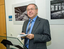 Prorektor Gerhard Thiem eröffnet die Ausstellung und gibt zu: &gt;&gt;Als Ingenieur haben mich die Bilder besonders angesprochen.&lt;&lt;