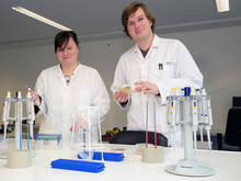 Kittel müssen sein: Sandra Feik und René Kretschmer betreuen die Schüler bei den Experimenten zum Thema Biotechnologie.