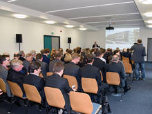 Prof. Horst Exner, Direktor des Laserinstitut Hochschule Mittweida eröffnet das Kolloquium in &gt;&gt;seinem&lt;&lt; Neubau.
