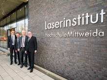 Rektor Ludwig Hilmer, Prof. Horst Exner und Prof. Udo Löschner (v.r.n.l.) mit Dr. Stefan Jakschik, Vorstand Technik der ULT AG in Löbau, einem neuen Partner der Laserforschung an der Hochschule Mittweida