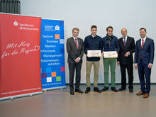 Platz 3 und auch noch nachhaltig: Team &gt;SEC&lt; mit Nicolai Griestock und Elias Jänsch (2. u.3.v.l., nicht auf dem Foto Teammitglied Konrad Reyhe) - wie alle Teams zwischen den Professoren Volker Tolmitt (links) sowie Prof. Hans-Ferdinand Schramm und Andreas Schmalfuß (2.u.1.v. rechts)