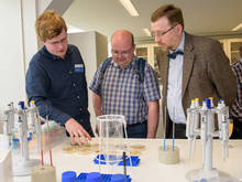 René Kretschmer von der Fachgruppe Biotechnologie der Hochschule zeigt einen Versuch mit Luftfangplatten. Thomas Herr vom BSZ Schneeberg und Ingolf Höhn vom BSZ Lichtenstein (v.l.) schauen interessiert hin.