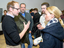 Gewohnt individuell: Prof. Röbbe Wünschiers (l.) berät Levi und seine Eltern, die am Morgen um vier Uhr aus Holzminden bei Hannover nach Mittweida aufgebrochen waren.