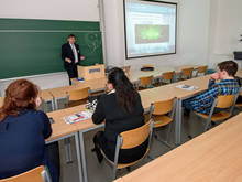 Prof. Alexander Horn erklärt das Laser-Prinzip und zeigt die vielfältigen Möglichkeiten des Lasers bei der Bearbeitung von Werkstoffen. 