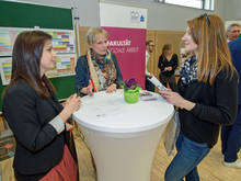 Eben noch im Beratungsgespräch am Stand im Studio B zwischen Mitarbeiterin Tabea Esche (l.) und Studieninteressentin Franziska aus Cottbus (r.) ...