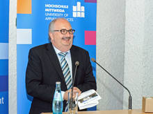 &gt;&gt;Willkommen zuhause!&lt;&lt; Rektor Ludwig Hilmer begrüßt die Jubiläumsabsolventen mit ihren Angehörigen und freut sich, dass die Seminargruppen ihre Verbundenheit untereinander und zu ihrer Hochschule über die Jahre hinweg so hochhalten.