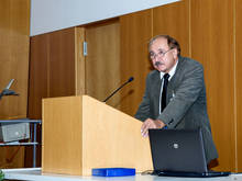 Der stellvertretende Direktor des KSI, Professor Winfried Vonau, eröffnet die Konferenz.
