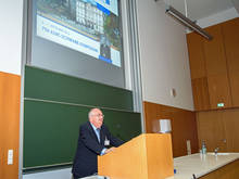 Rektor Ludwig Hilmer stellt der internationalen Wissenschfaftler-Gemeinschaft seine Hochschule vor.