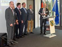 Professor Horst Exner (rechts) mit seinen am Laserinstitut forschenden Kollegen: Bernhard Steiger, Udo Löschner, Alexander Horn, Steffen Weißmantel und Andreas Fischer (v.l.).