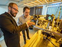 Markus Olbrich und Andreas Gruner (v.l.) vom LHM am neuen Ellipsometer, das in der Lasermakro- und –nanobearbeitung eingesetzt wird. 