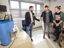 Institutsmitarbeiter Fank Ullmann erläutert Ole Peters und Alexander Bock (v.l.) die Rasterelektronenmikroskopie.