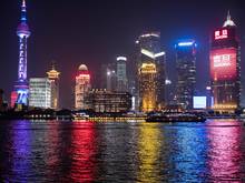 Blick auf &gt;The Bund&lt;, die zweieinhalb Kilometer lange Uferpromenade von Shanghai (Foto: SMWA/Matthias Rietschel)