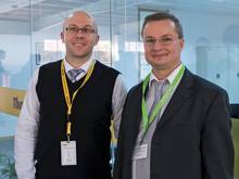 Wiedersehen unter Mittweidaern: Dekan Uwe Mahn (r.) begegnet Mechatronik-Absolvent Markus Strach. (Foto: SMWA/Matthias Rietschel)