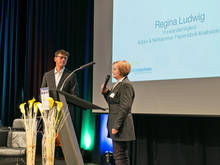 Moderator Peter Neumann mit Regina Ludwig