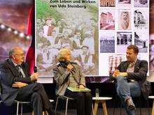 Rektor Ludwig Hilmer und Hochschularchiv-Leiterin Marion Stascheit stellen die Dokumention über Udo Steinberg vor.
