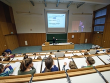 KinderUni soll neugierig machen auf Wissenschaft: Sechzig Kinder waren aufmerksam im großen Hörsaal der Hochschule Mittweida.